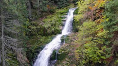 Kamienczyk Şelalesi sonbaharda. Karkonosze Ulusal Parkı, Unesco biyosfer rezervi