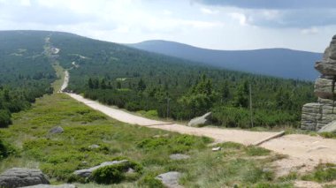 Karkonosze/Krkonose dağlarında dağ yolu