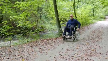 Tekerlekli bir orman parkta Engelli adam