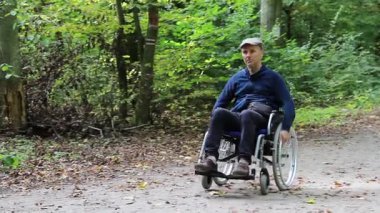 Tekerlekli bir orman parkta Engelli adam