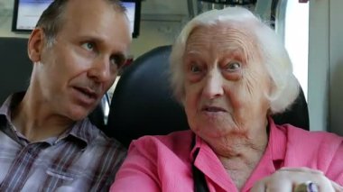 Trende konuşan iki yetişkin yolcu