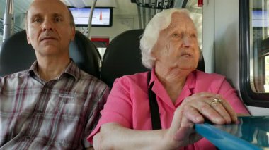 Trende iki Yetişkin yolcu