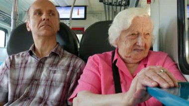 Trende iki Yetişkin yolcu