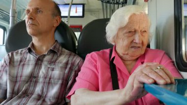 Trende iki Yetişkin yolcu