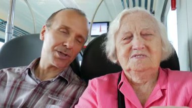 İki kişi trende sohbet ediyorlar.