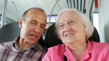 Trende konuşan iki yetişkin yolcu