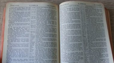 Eller bir KJV İncilinin sayfalarını çeviriyor