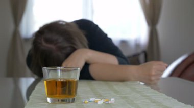 Alkol ve uyuşturucu kullanımı. Sarhoş ya da hasta kadın.