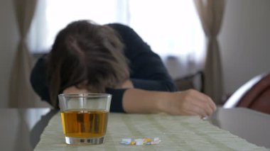 Sarhoş ya da hasta bir kadın. Acohol ve uyuşturucu kullanımı