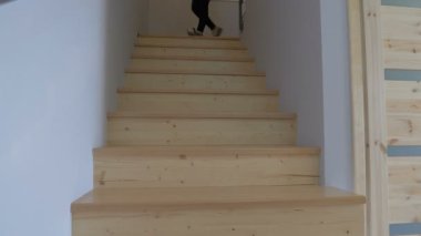 Genç kız merdivenlerden aşağı gidiyor
