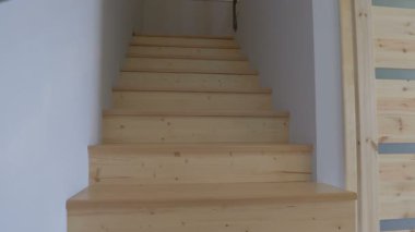 Genç kız merdivenlerden aşağı koşuyor.