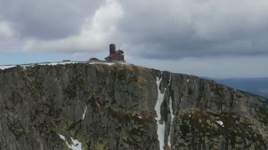 Bulutlar hareket karlı Cirque, Karkonosze dağlar granit duvarları üzerinde hızlı