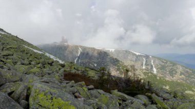 Karkonosze dağları üzerinde hızla hareket eden bulutlar, Polonya