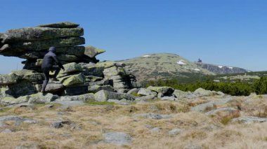 Uzun yürüyüşe çıkan kimse bir dağlar görünümlerinde hayran