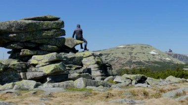 Uzun yürüyüşe çıkan kimse bir dağlar görünümlerinde hayran. Atış zoom