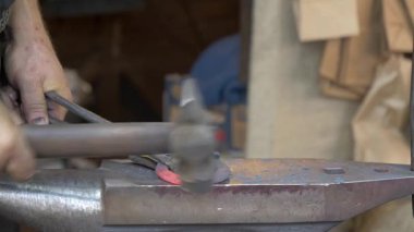 Demirci, at nalı. Bir Demirci Atölyesi 