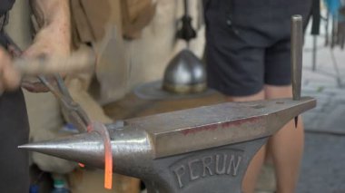 KRAKOW, POLAND - 3 Mayıs 2017: demirci at nalı dövmesi. Demirci atölyesi.