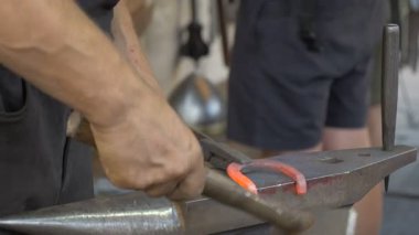 Demirci atölyesi. Demirci at nalı