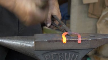 KRAKOW, POLAND - 3 Mayıs 2017: demirci at nalı dövmesi. Demirci atölyesi. 