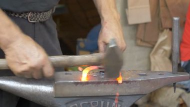 Demirci atölyesi. Demirci at nalı