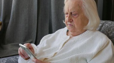 Eski, kıdemli kadın Smartphone kullanıyor
