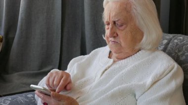 Eski, kıdemli kadın Smartphone kullanıyor