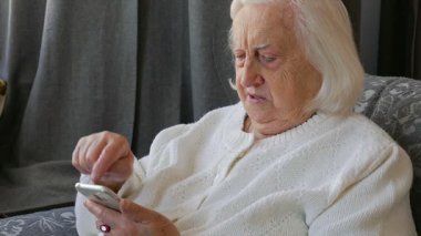 Yaşlı, kıdemli kadın akıllı telefon kullanıyor