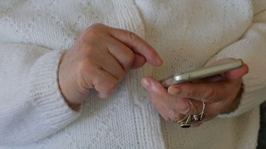 Akıllı telefon kullanarak eski kadın ellerde shot yakın
