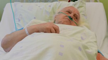 Hastane yatağında kadın kıdemli