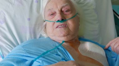 Yaşlı kadın kalp pili implantasyon ameliyat sonrası
