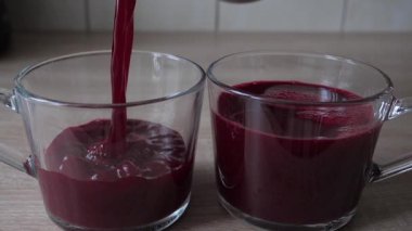 Taze dökme pancar suyu gözlük içine yapılmış. Ağır çekim vurdu