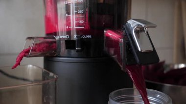 Taze pancar suyu ayıklanan işlemi. Ağır çekim