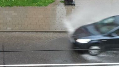 Araba yağmurda. Hava durumu. Bir şehirde ağır yağmur.
