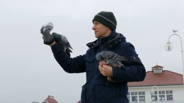 Adam güvercin besleme