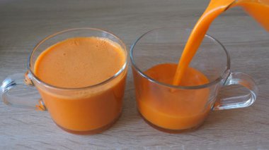 Bardaklara taze havuç suyu döküyorum.