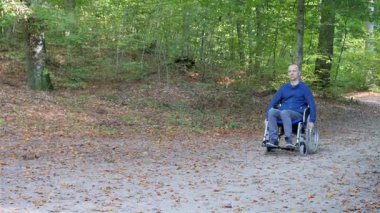Tekerlekli bir orman parkta Engelli adam