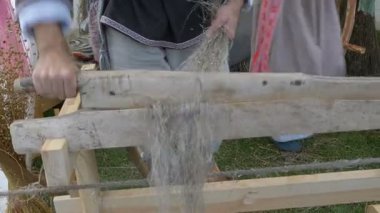 Geleneksel yolu keten kumaş imalatı. Adam keten lif frenleme