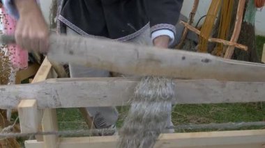 Geleneksel yolu keten kumaş imalatı. Adam keten lif frenleme