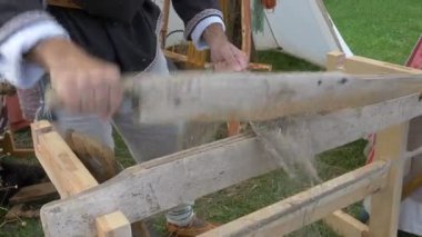 Geleneksel yolu keten kumaş imalatı. Adam keten lif frenleme