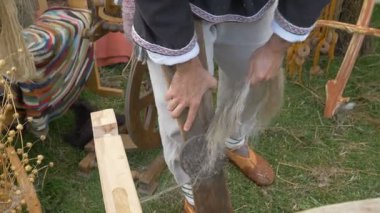 Adam keten lif kaldırmak ve keten iplik araması yapıyor