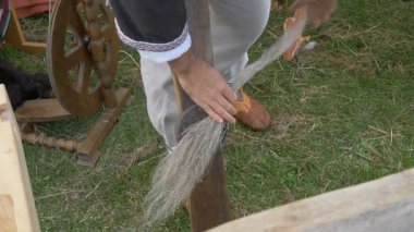 Adam keten lif kaldırmak ve keten iplik araması yapıyor