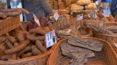 POLAND - 31 Ağustos 2019: çiftçi pazarı. Geleneksel et ve sosisler