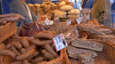 POLAND - 29 Ağustos 2022: çiftçi pazarı. Geleneksel et ve sosisler