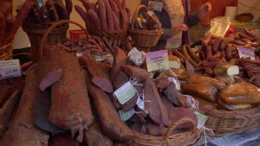 POLAND - 29 Ağustos 2022: çiftçi pazarı. Satılık geleneksel et ve sosisler