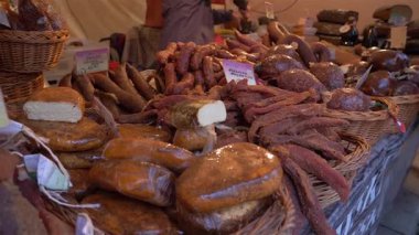 POLAND - 31 Ağustos 2019: çiftçi pazarı. Satılık geleneksel et ve sosisler