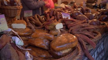 POLAND - 29 Ağustos 2022: çiftçi pazarı. Geleneksel et ve sosisler