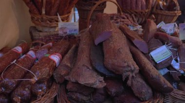 POLAND - 29 Ağustos 2022: çiftçi pazarı. Satılık geleneksel et ve sosisler