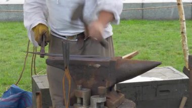 Demirci iş başında. Antika işler