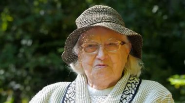 Şapkalı yaşlı bir kadın portresi