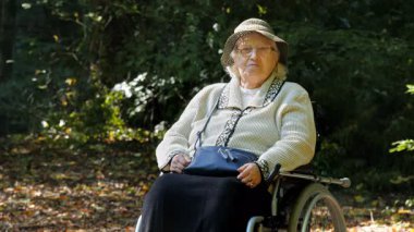 Yaşlı kadın tekerlekli bir Şehir Parkı